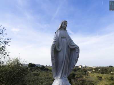 Una statuina votiva domina la Lama stagliandosi all'improvviso lungo il sentiero che dall'alto circonda l'area verde 